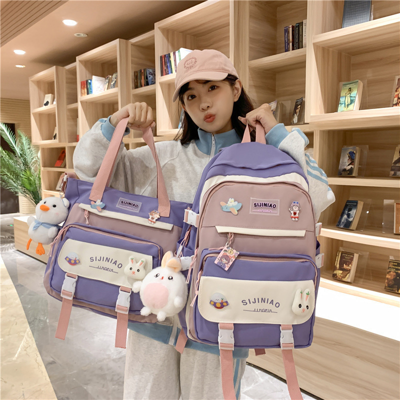 かばんの女性は背もたれを背負っています。|undefined