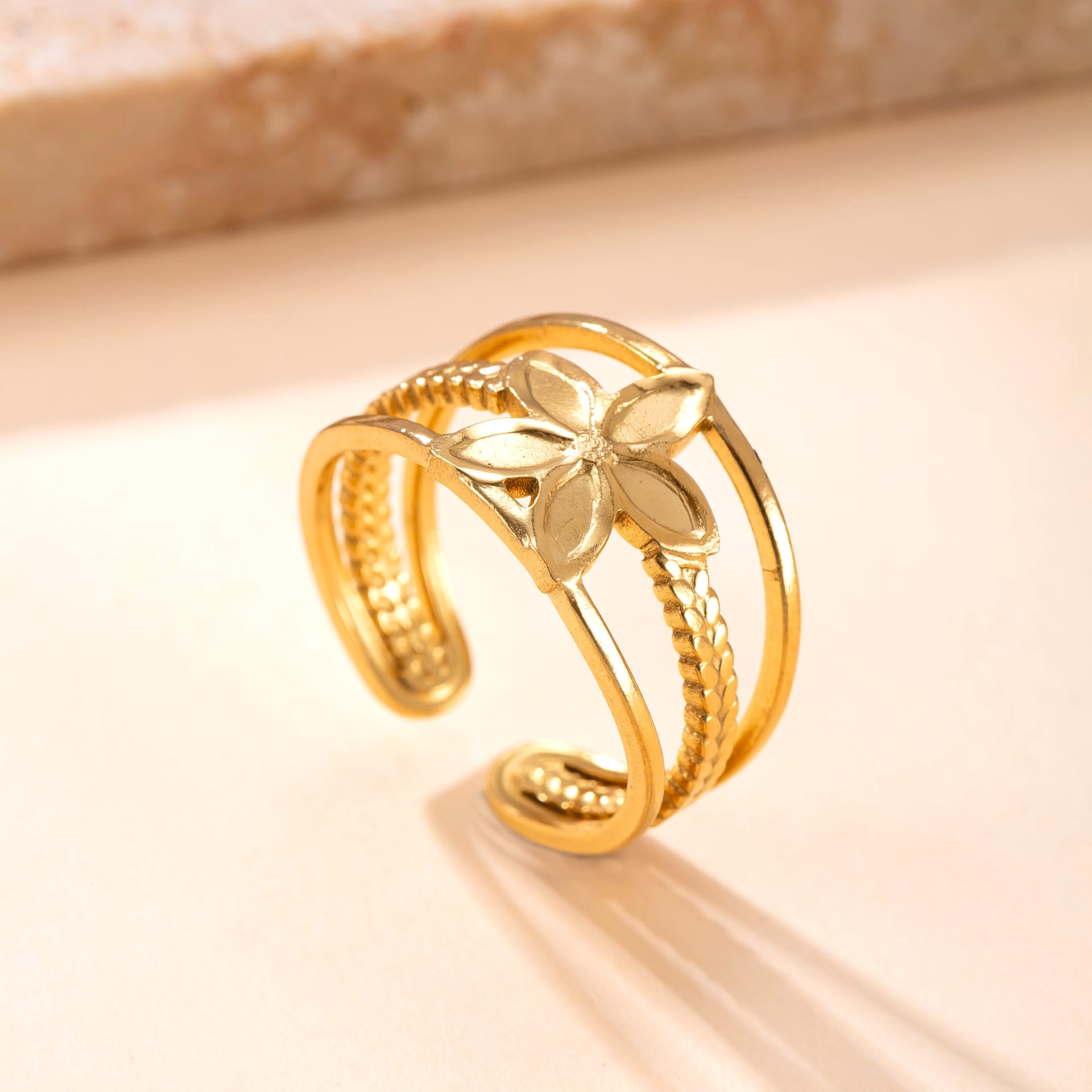 Anillo de acero inoxidable europeo y americano Moda femenina Anillo de estrella de mar hidráulico geométrico Chapado en oro de 18 quilates Anillo de amor Joyas de acero de titanio