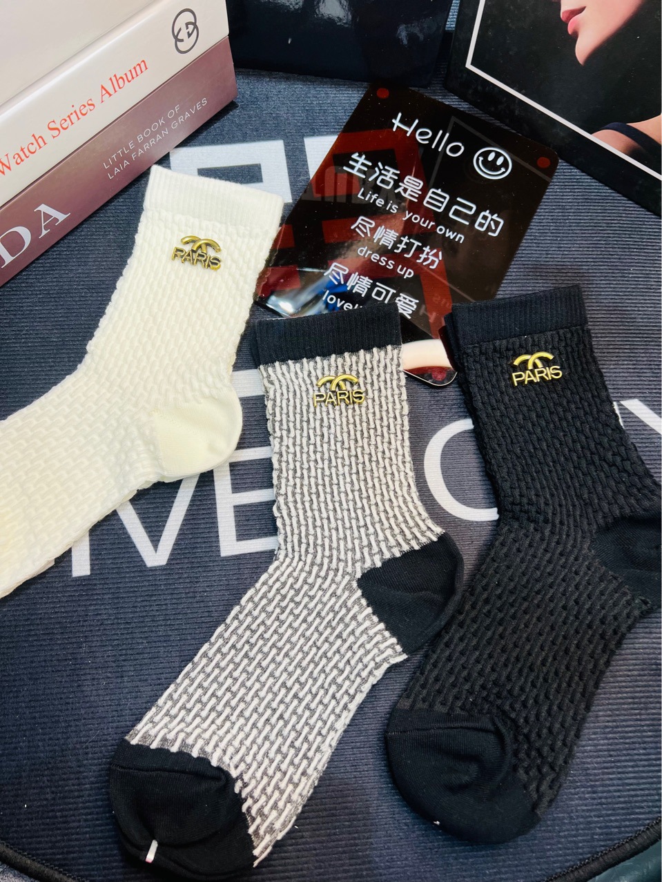 Primavera y verano nuevos calcetines Calcetines de moda personalizados de estilo europeo de las mujeres burbuja círculo metal estándar ins estilo casual mediados de la pantorrilla calcetines al por mayor