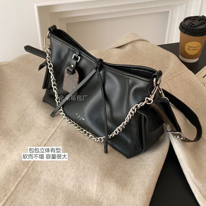 2026 New Fashion Single-Shoulder Crossbody Bag with Chain, Oil Wax Leather Tote Bag, Large Capacity Black Warrior Underarm Women's Bag Wholesale 2026 New Fashion Single-Shoulder Crossbody Bag with Chain, Oil Wax Leather Tote Bag, Large Capacity Black Warrior Underarm Women's Bag Wholesale