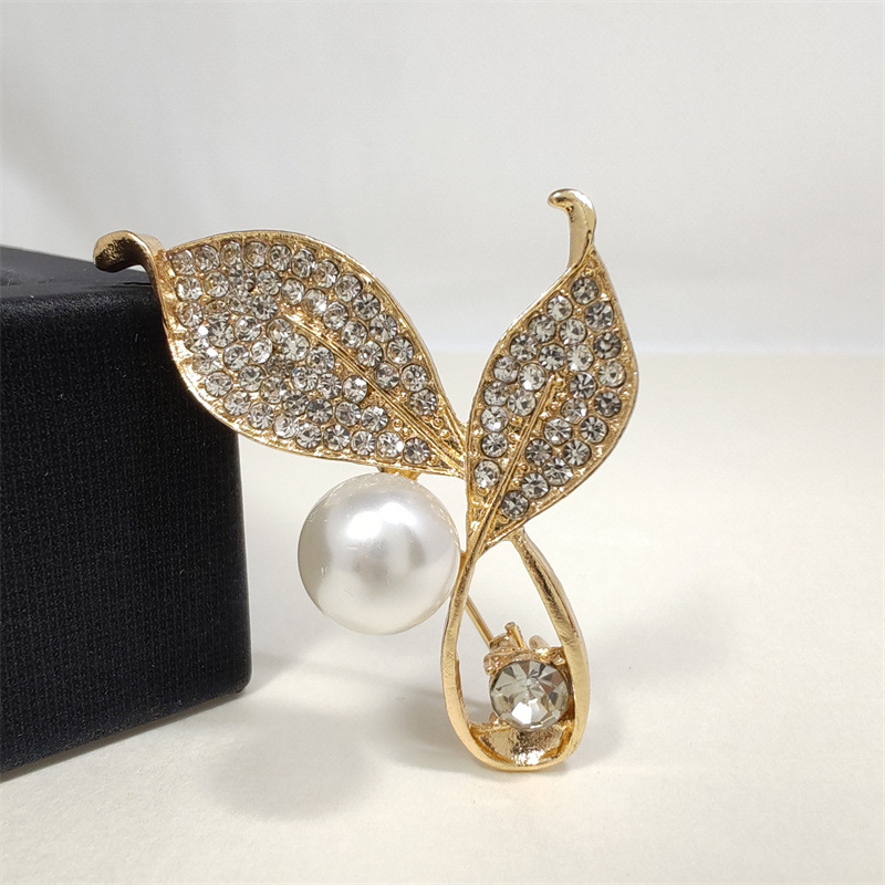 2024 새로운 스타일 우아한 황금 잎 하이 엔드 브로치 올 매치 고정 진주 옷 코세이지 세트 럭셔리 핀 여성