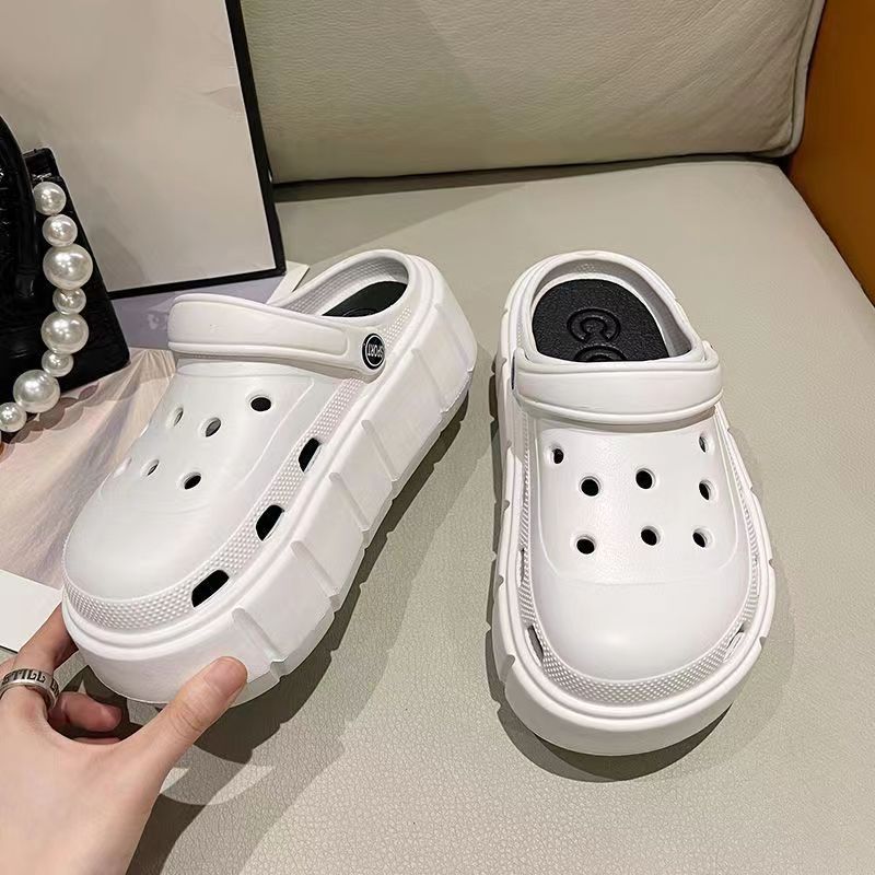 Zapatos de agujero de suela gruesa para mujer verano 2023 nueva celebridad en línea Princesa punta cerrada slip-on sandalias lindas ropa exterior para mujer