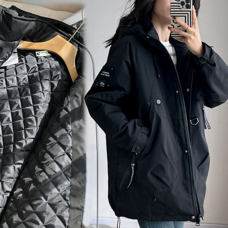This thick cotton-padded jacket is a super large-sized special style women's wear for chubby girls. It's a Korean-style casual thick jacket that can be worn for 300 pounds