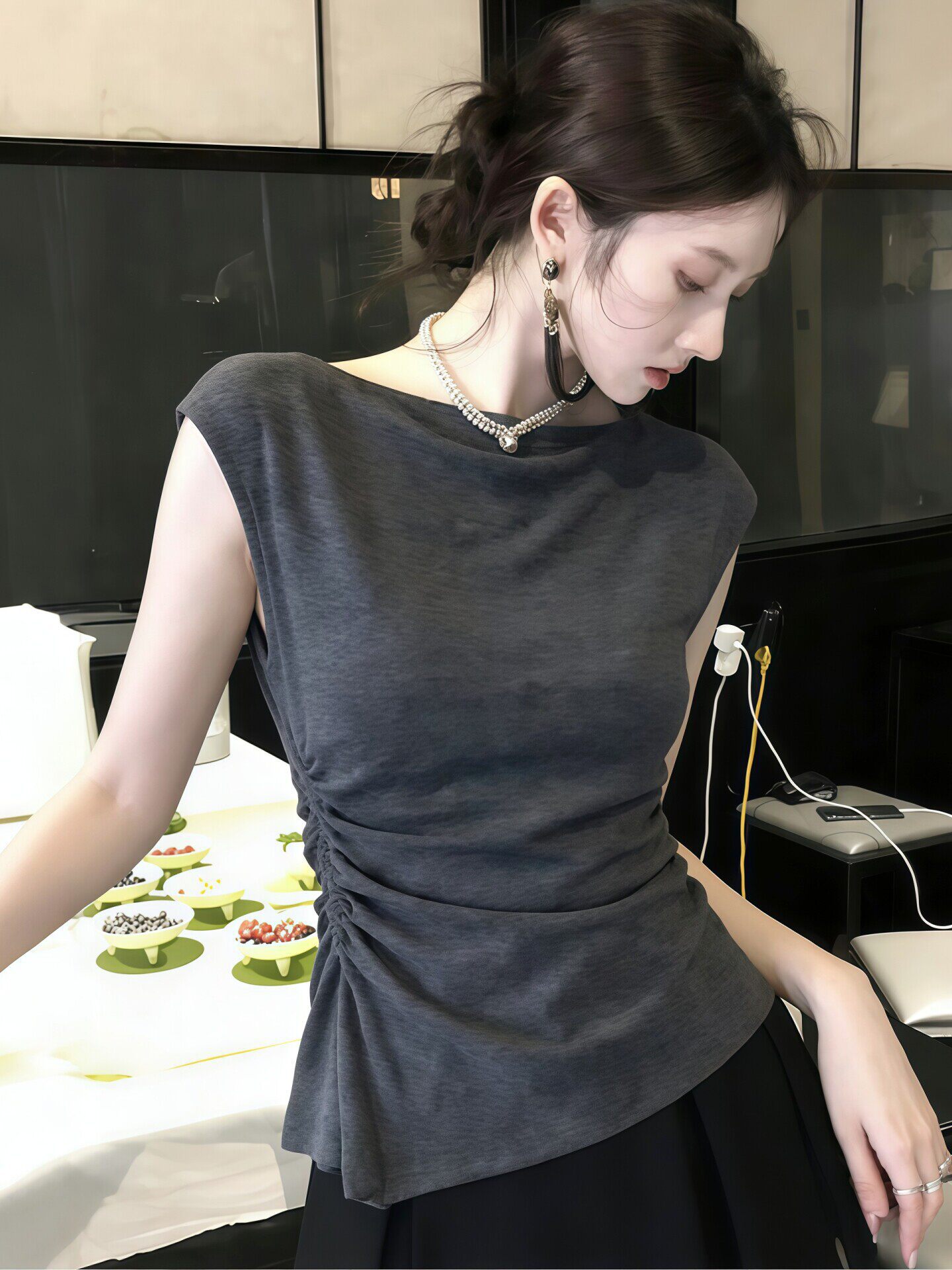 Áo thun nữ tay ngắn thiết kế thắt lưng, tay phồng nhẹ, form ôm eo — màu xám đậm
