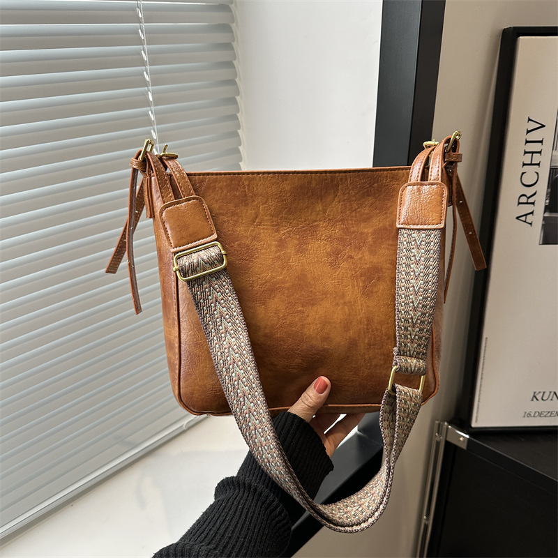 Bolso para mujeres 2024 nueva primavera y verano bolso de cubo de gran capacidad retro moda extranjera gripe bolsa de hombro de moda