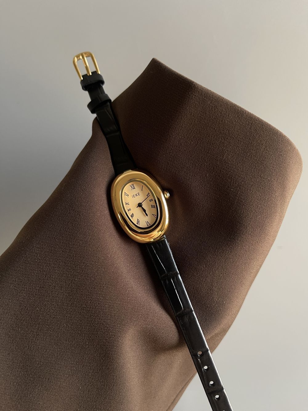 Ieke723 pigeon egg/black belt gold frame gold surface