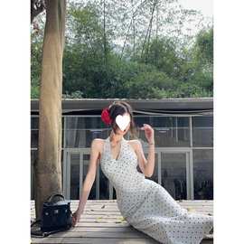 白色波点v领挂脖连衣裙女夏法式性感露背气质中长裙子