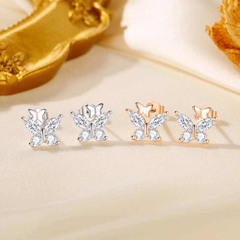 Los nuevos y elegantes pendientes de mariposa doble de diamantes flash plateados S925 lindos y dulces, pequeños y exquisitos pendientes de primavera y verano todos los días todo-fósforo