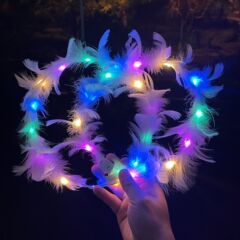 光るアンドロメダの花輪天使のガチョウの毛の花輪の羽の頭輪の新型のぬいぐるみのネットの赤い頭飾りの花輪の光るおもちゃ
