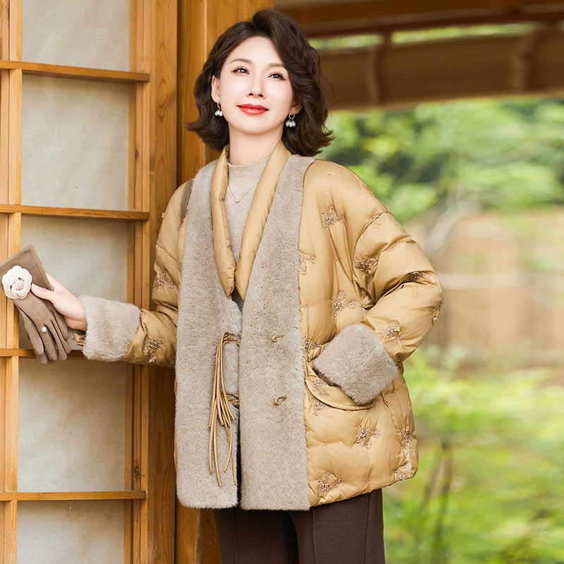 Среднего и пожилого женского темперамента новый китайский стиль легкой роскоши с вышивкой осенью и зимой пуховик мама теплая и утолщая экологически чистый мех