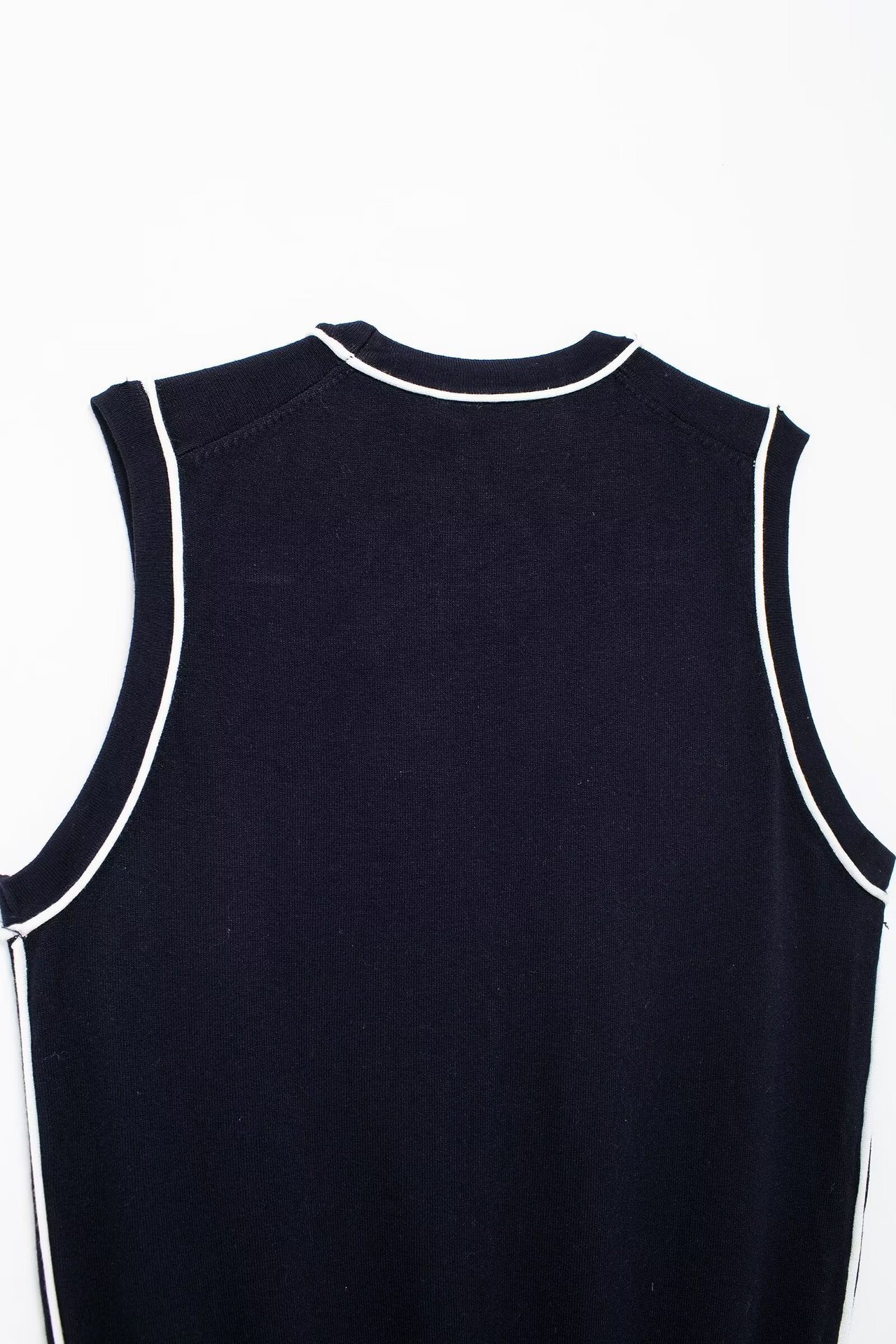 Vêtements pour cheveux extérieurs 2024 été nouvel article haut à aiguille plate à bordure de couleur contrastante pour femmes_voghion.com