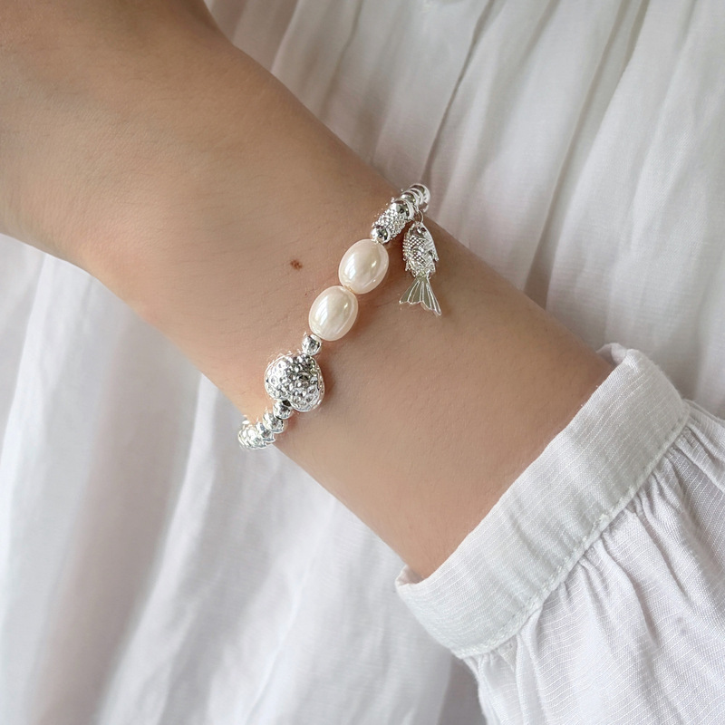New Chinese-style healing round bead bracelet, gentle and auspicious, with pearl accents, elastic, in a Chinese style, featuring a heart charm and a small fish design