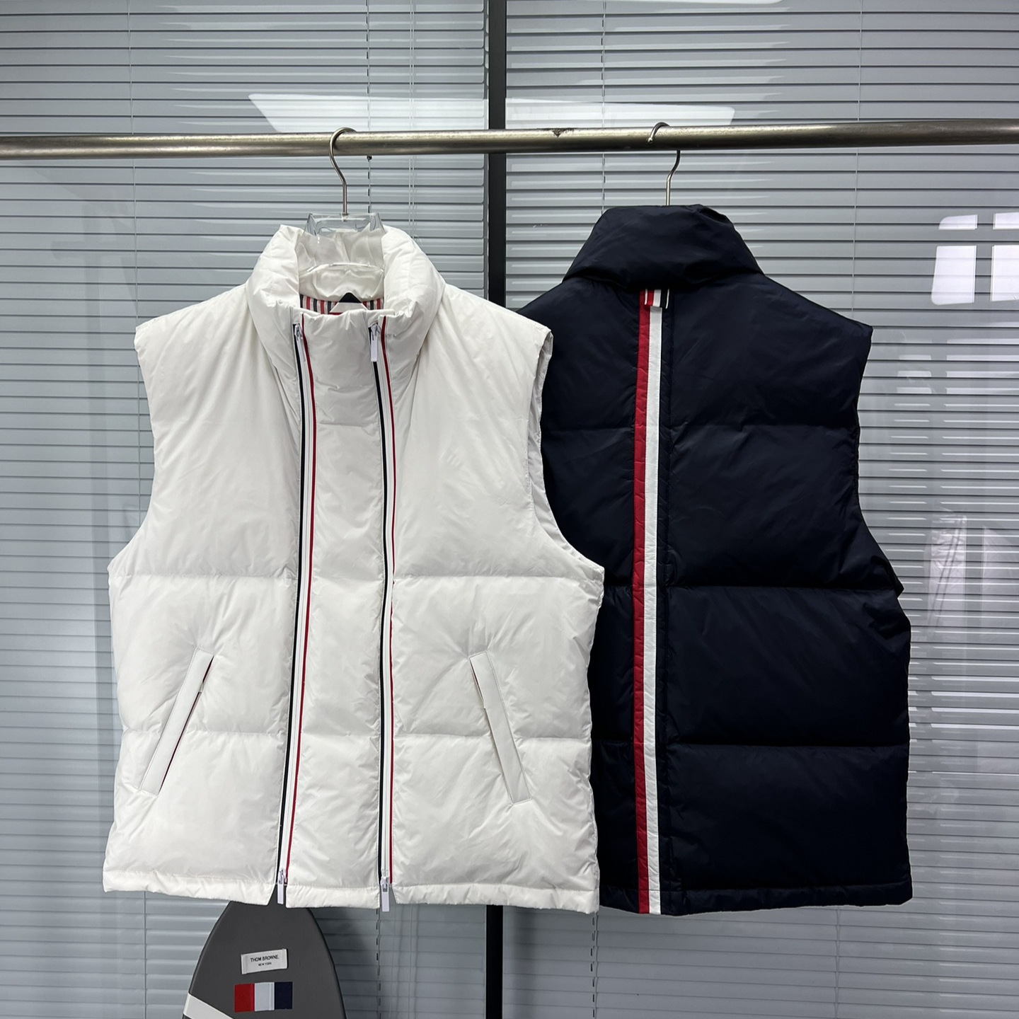 TB 공장 아울렛 하이 퀄리티 겨울 스타일 수직 칼라 더블 지퍼 백 컬러 스트립 다운 카디건 편안한 패션 조끼