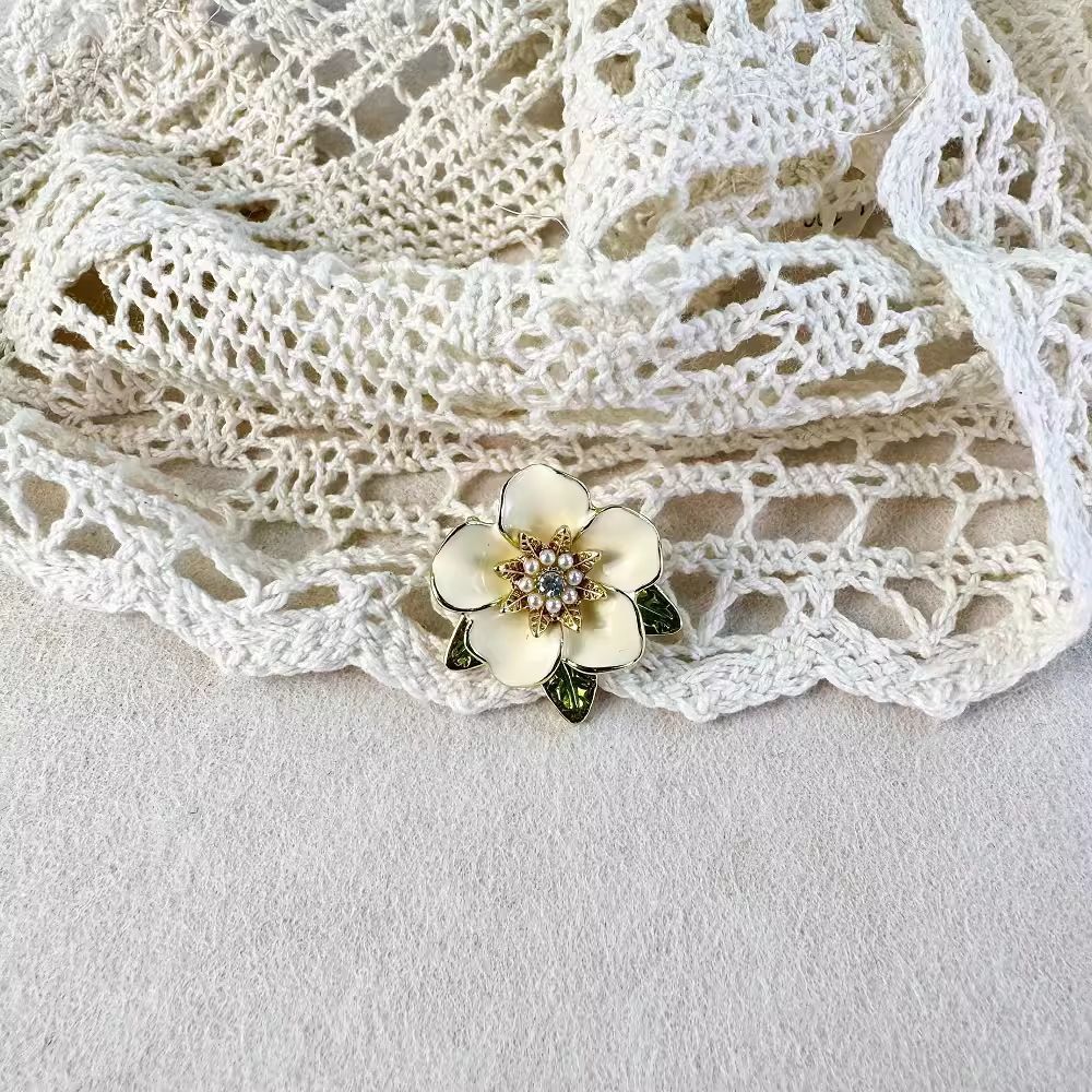 Süße Brosche im Waldstil mit Blumenmotiv aus Legierung, Diamanten und Perlen, Gardenienbrosche, niedliches Accessoire, rutschfeste Anstecknadel_voghion.com
