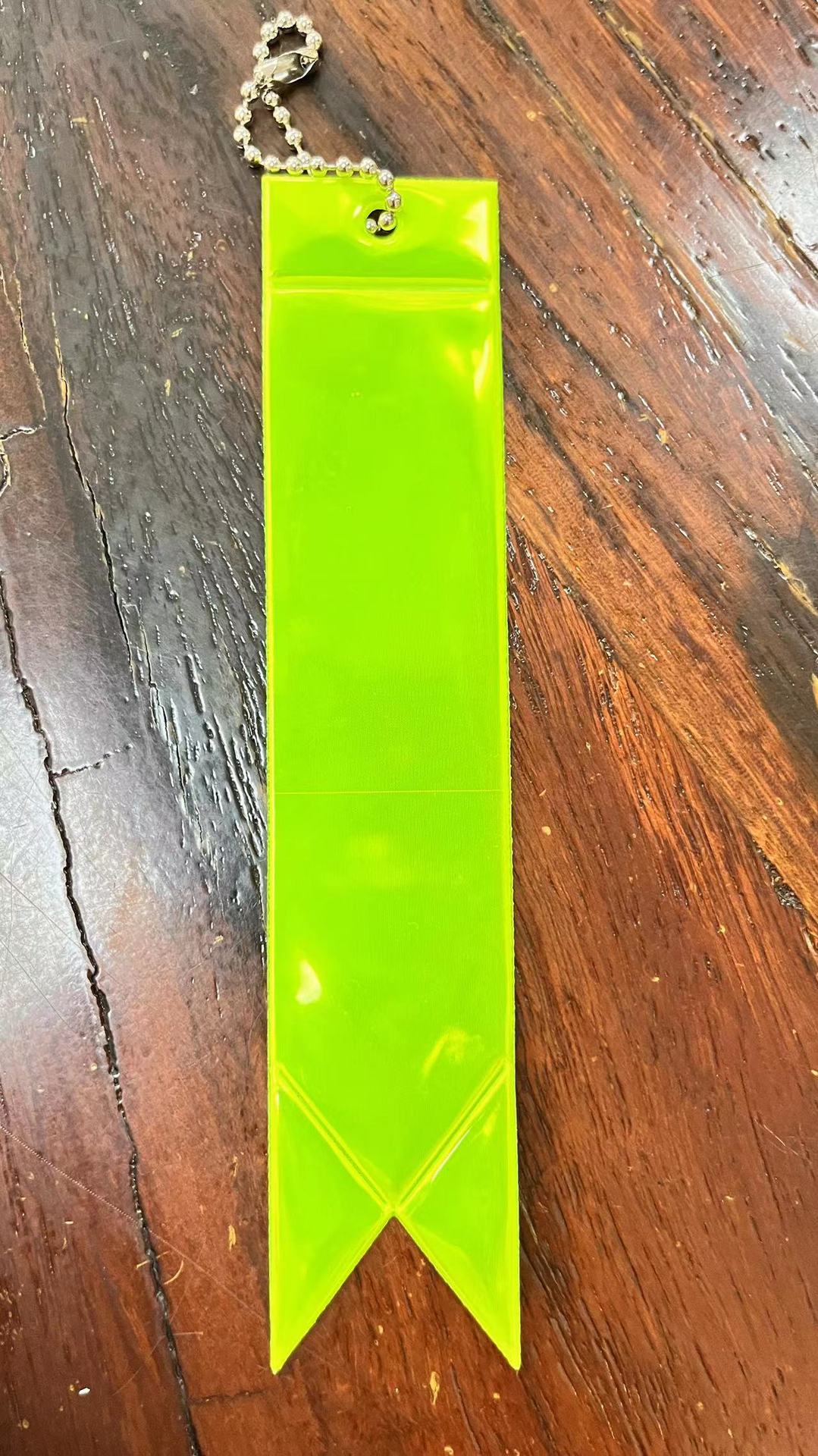 Venta caliente transfronteriza 13 colores colgante reflectante serpentina PVC reflectante bolsa colgante llavero fluorescente fabricante spot