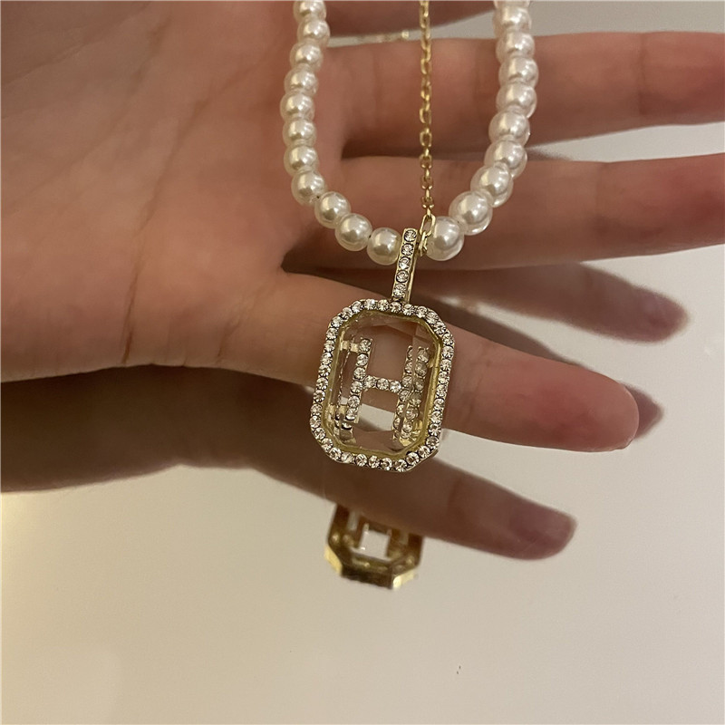 Großhandel Schmuck Retro H Brief Anhänger Doppelschicht Perlenkette Nihaojewelry display picture 7