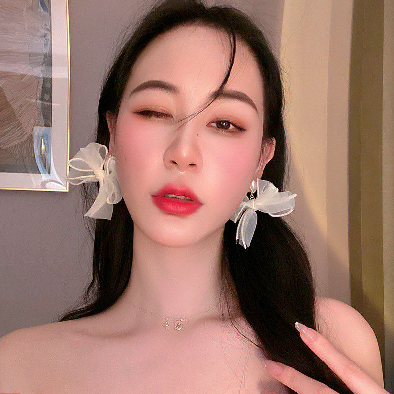 Korean Style Pearl Diamond Heart Bow Earrings display picture 1