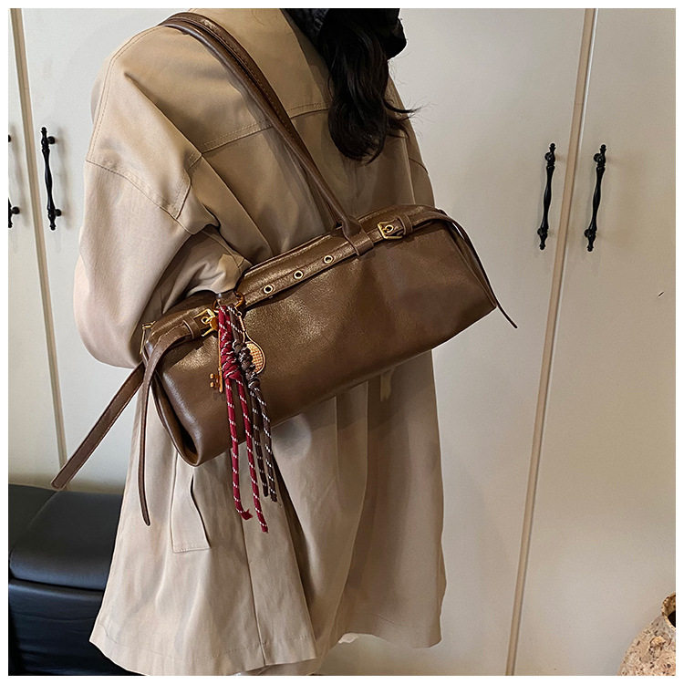 Túi xách baguette nữ phong cách retro, túi đeo tay và kẹp nách thời trang, kiểu dáng gối mềm mại — Burgundy không có mặt dây chuyền, Màu nâu không có mặt dây chuyền, Màu đen không có mặt dây chuyền, Màu nâu với mặt dây chuyền chi tiết 17