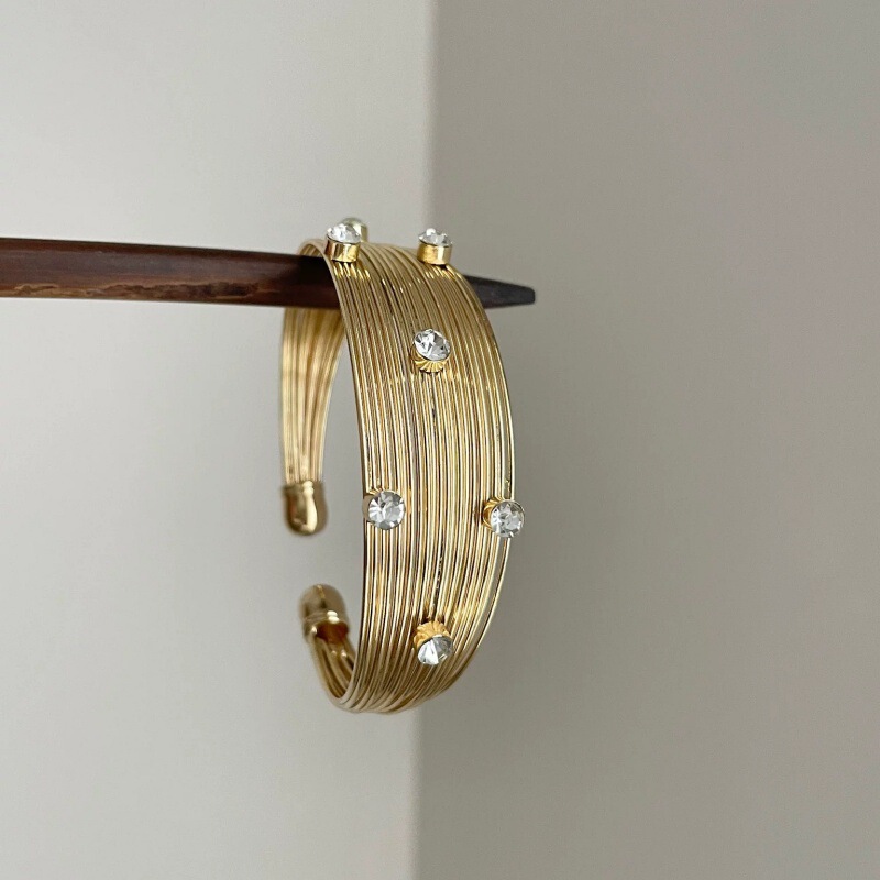 Vintage Multi-Layered Gold Sparkling Diamond Bracelet with a High-End Feel, Light Luxury Style, Niche Design, Open-Ended Bracelet Vintage Multi-Layered Gold Sparkling Diamond Bracelet with a High-End Feel, Light Luxury Style, Niche Design, Open-Ended Bracelet