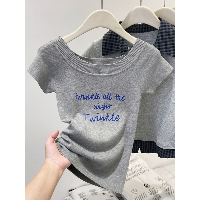 Серая трикотажная футболка с открытыми плечами и короткими рукавами для женщин, лето 2025, дизайн ниши, однотонный воротник, короткий топ с косыми плечами, модный