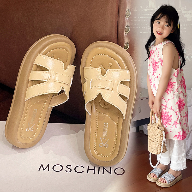 Sandalias y pantuflas plateadas para niñas, verano, 2025, nueva moda, zapatos casuales de playa para niñas, zapatillas de una palabra para niños