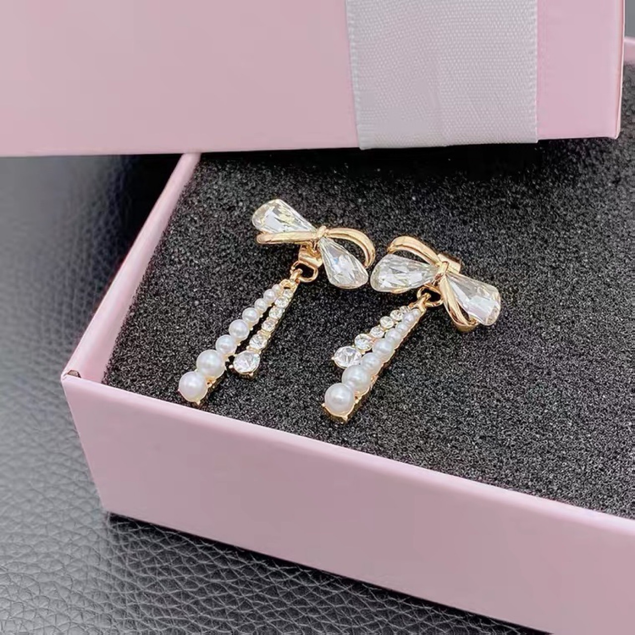 Bow tie pearl with zircon
