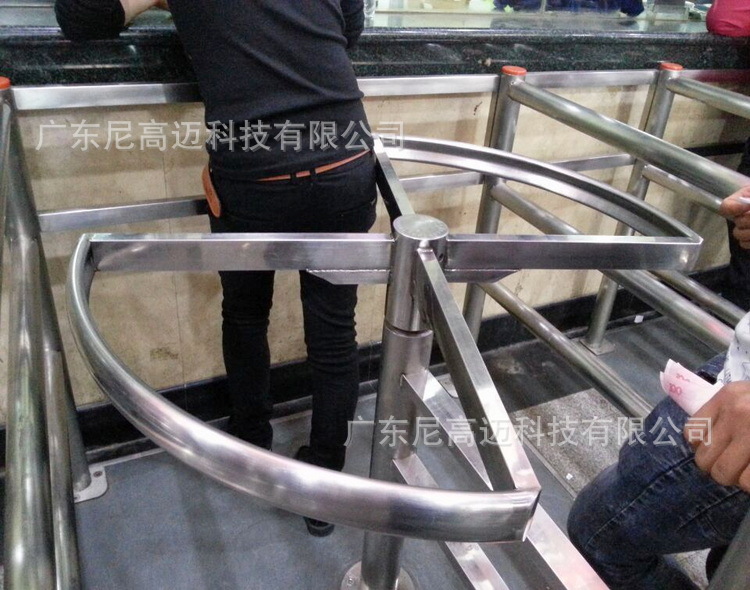 厂家供应不锈钢旋转式排队机护栏式一米高排队隔离拦扇形双向门禁