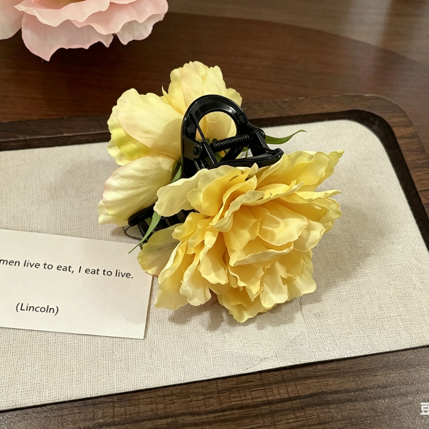 크림색 노란색 꽃 그리퍼