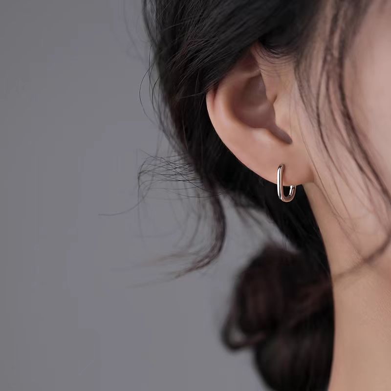 Glow plain hoop earrings female geometric ear buckle niche design high sense eardrop temperament earring cold wind men