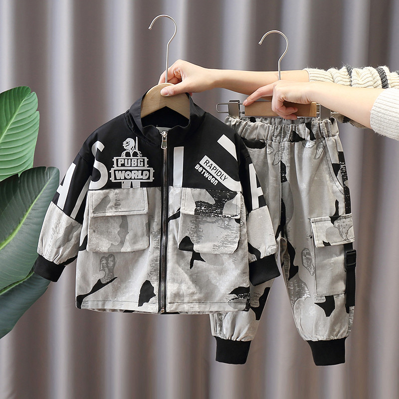 Traje de camuflaje nuevo 2026 para niños, conjunto de moda para primavera y otoño para niños de 2 años, ropa infantil elegante.