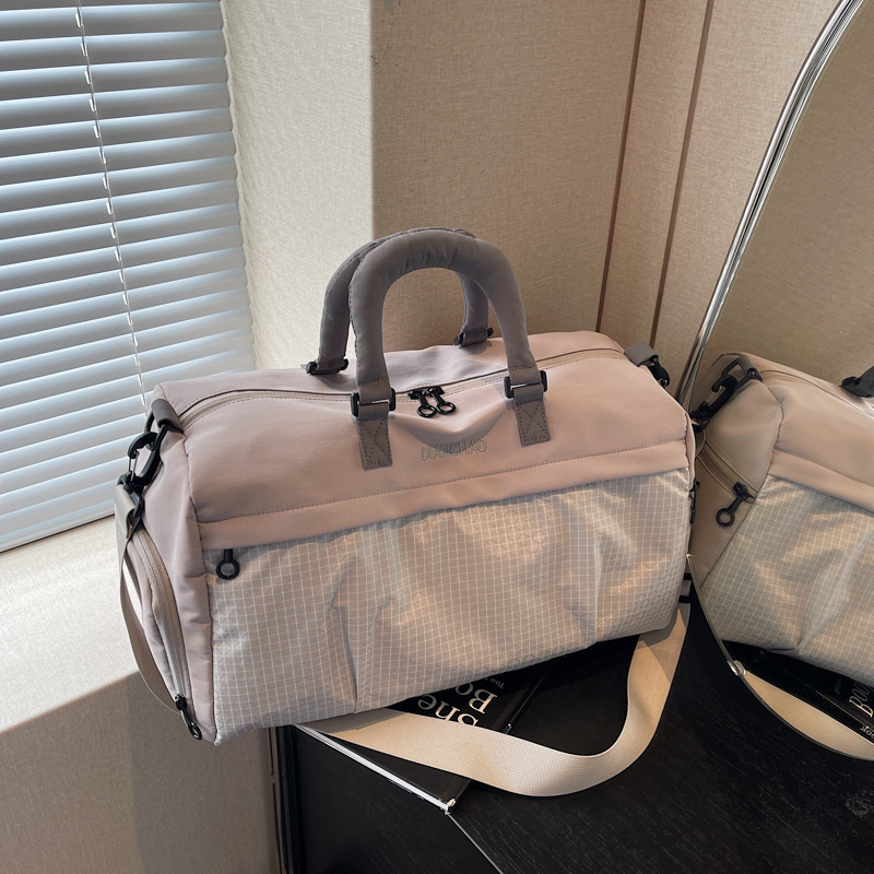 Fitness Bag Large Capacity Travel Bag Women's Fashionable Lightweight Portable Crossbody Sports Fitness Bag Short-Distance Travel Storage Bag Fitness Bag Large Capacity Travel Bag Women's Fashionable Lightweight Portable Crossbody Sports Fitness Bag Short-Distance Travel Storage Bag