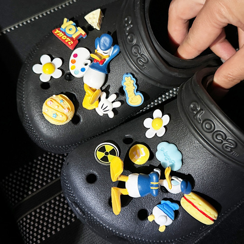 Cartoon three-dimensional duck duck hole shoe accessories shoe flower cross decorative buckle accessories shoe buckle