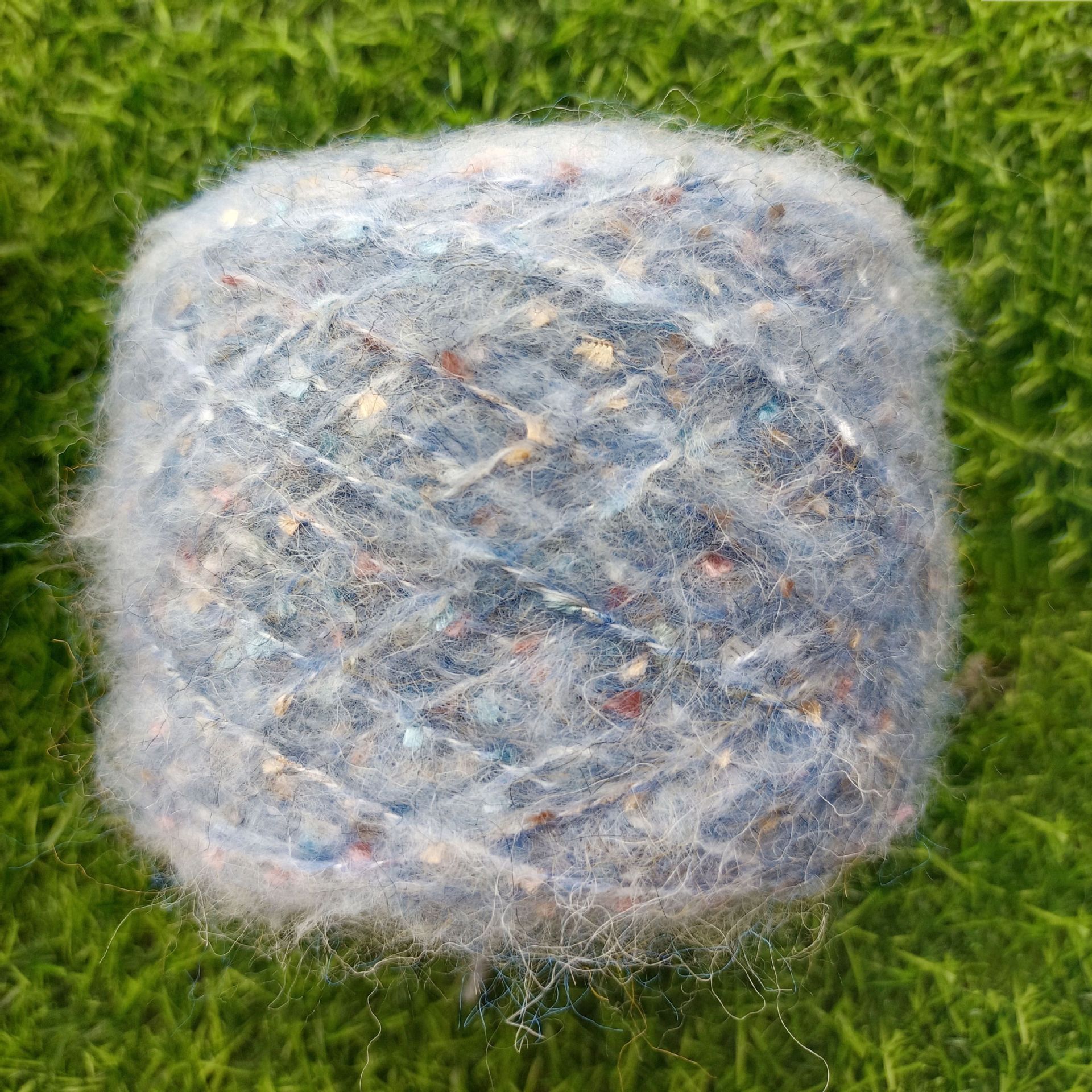 Venta al por mayor de mohair hilo de lentejuelas medio grueso colorido hecho a mano diy ganchillo piel suave suéter bola de lana paquete de material