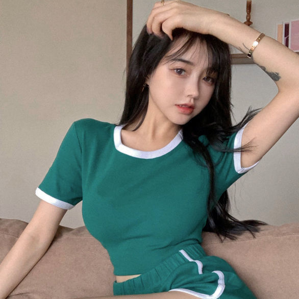 Traje de estilo deportivo para mujer Camiseta de color de contraste corto de verano Camiseta de manga corta de ombligo con pantalones cortos casuales traje de dos piezas image 7