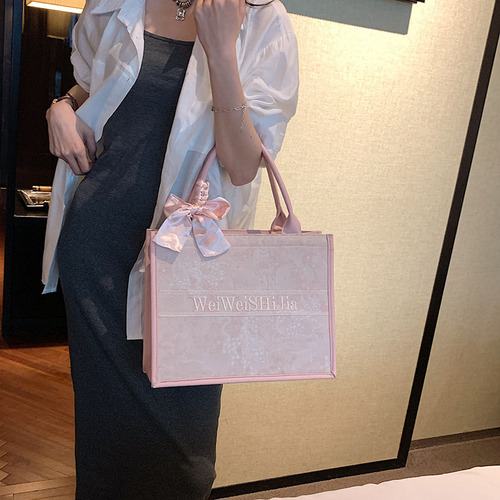 Large-capacity bag women's  new summer versatile shoulder bag this year's popular texture portable commuter tote bag