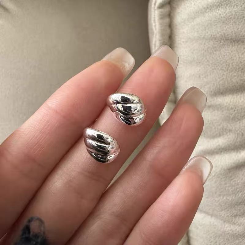 Anillo de metal francés aretes de anillo simple aretes de aretes nuevos estilos de estilo estilo estilo estilo de diseño de nicho temperamento único aretes de mujer cara pequeña