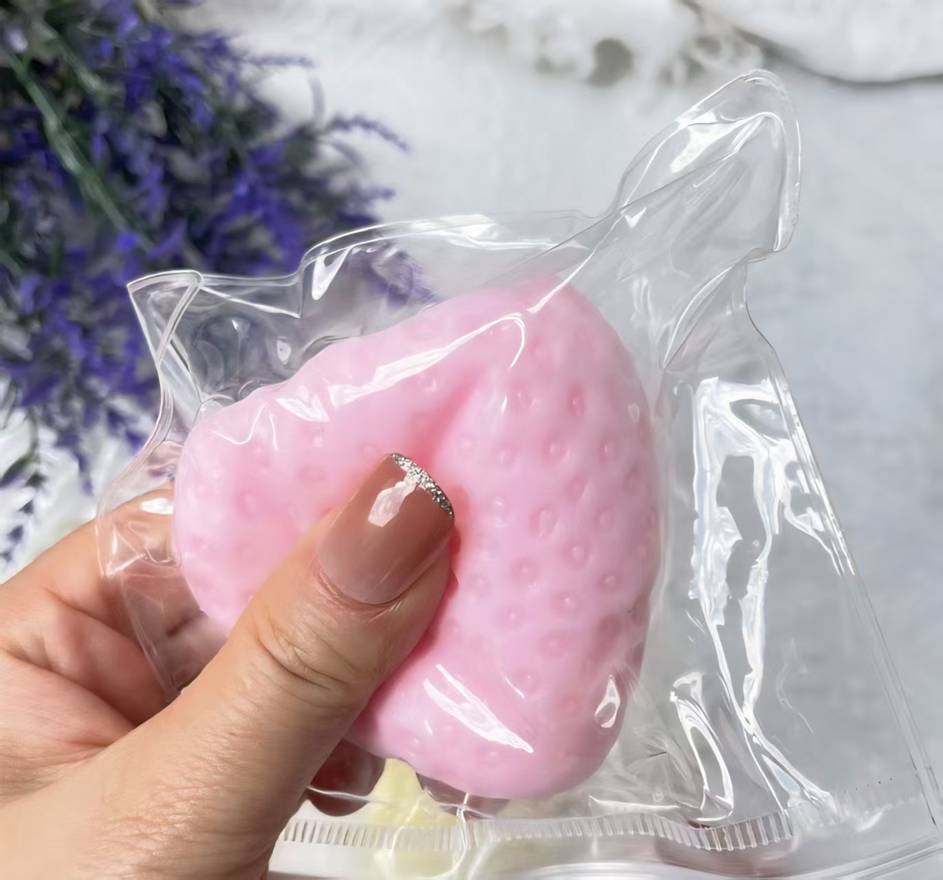Pequeño libro rojo pellizco le fresa imitación de barro de silicona alta sensación de valor facial mano descomprimir comida jugar diy fábrica directa
