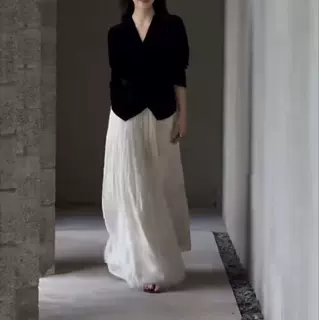 新大爱美依缘2026秋季新款法式气质V领收腰上衣压褶半身裙女26601