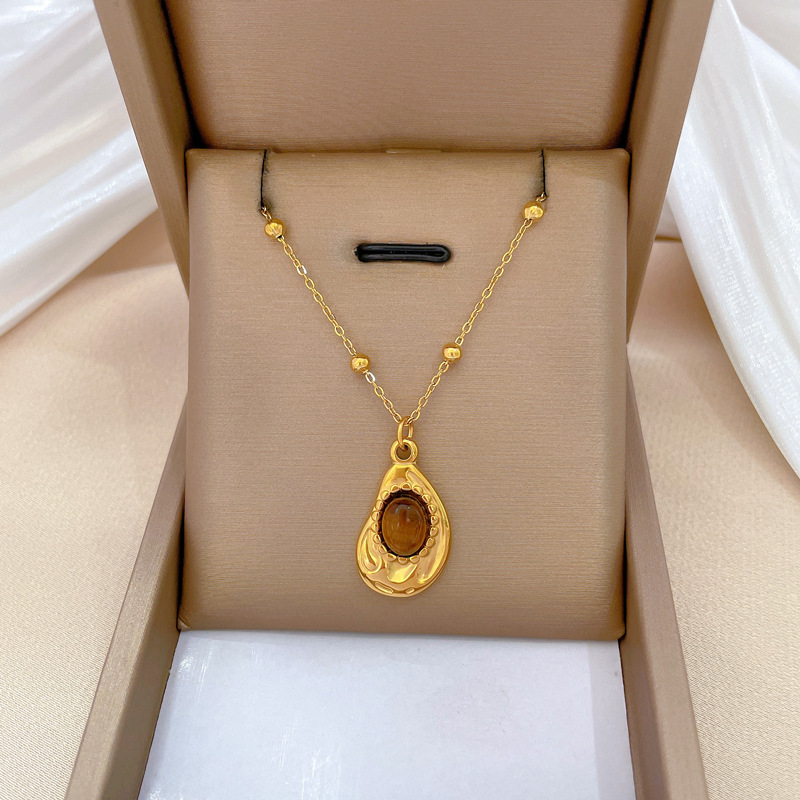 Collier minimaliste en or pour femme design et élégance_voghion.com
