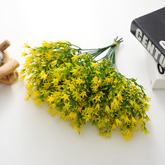 プラスチックの花の菜の花は束をシミュレーションします。