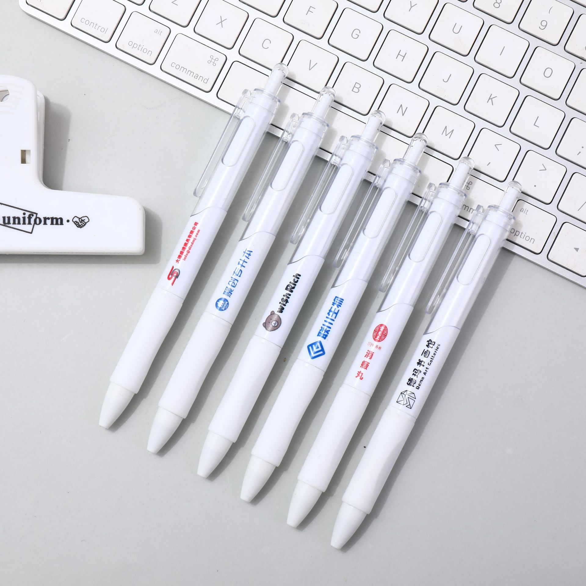 작은 흰색 펜을 누르십시오