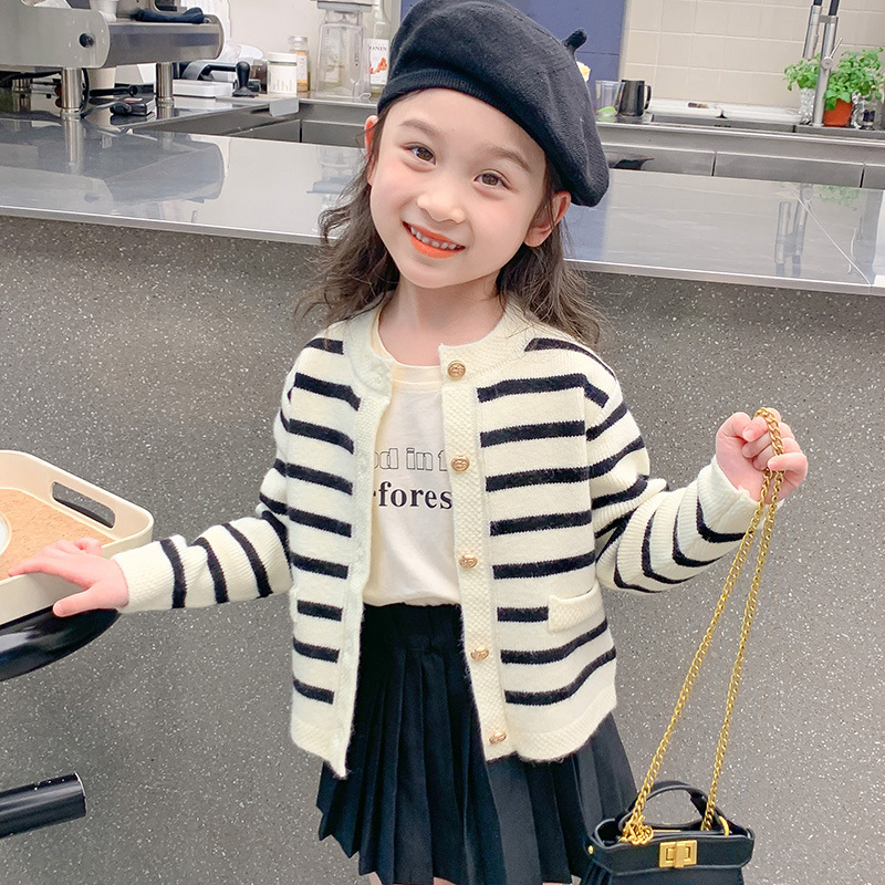 Korean style girls' knitted cardigan, fleece-lined and thickened, new autumn style, fashionable striped sweater coat, long sleeves.