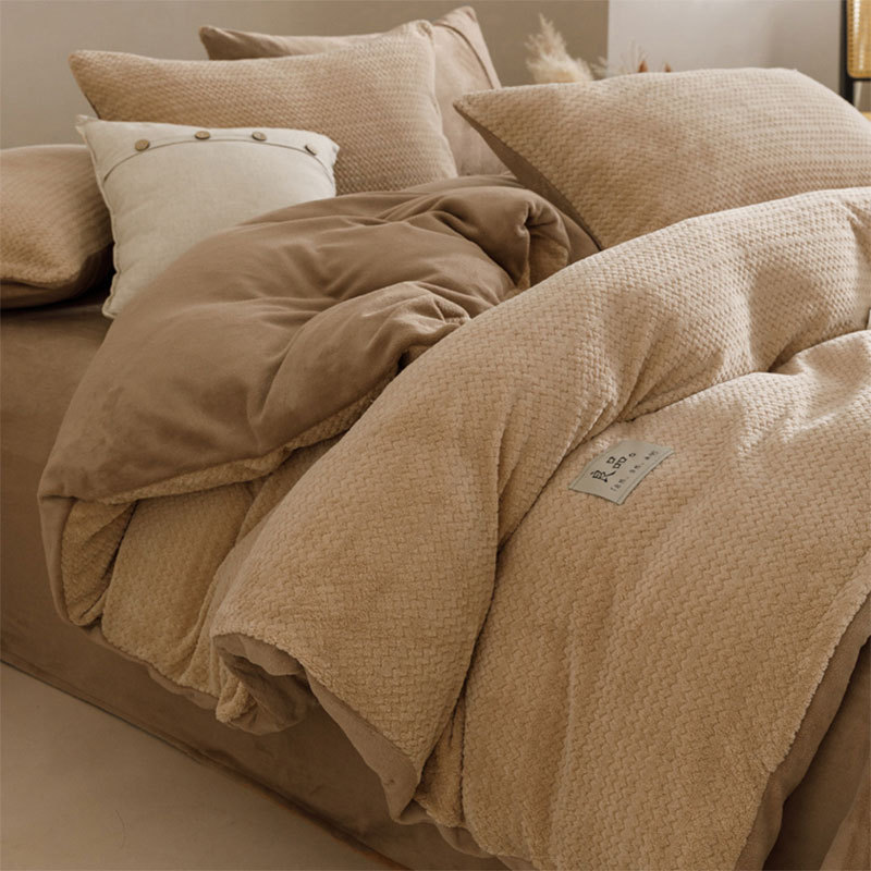 Luz lujosa cama de seda de cuatro piezas set2025 nuevo otoño invierno engrosado coral edredón cubierta cama gaza set de tres piezas