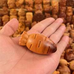 天然シダーウッド彫刻ニンジンハンドピース、果物と野菜のペンダント、家の装飾、デスクトップの小さな装飾品