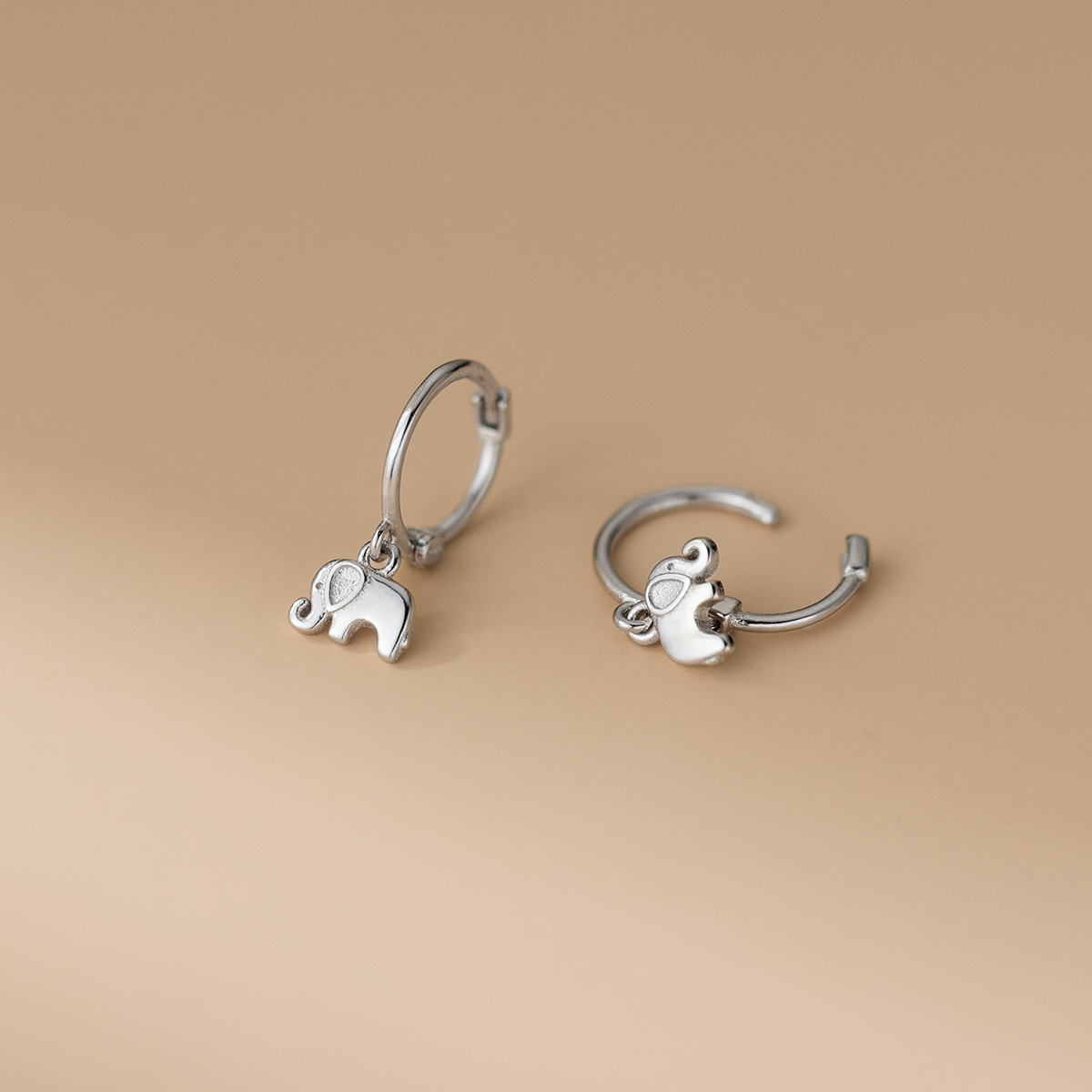 Eloch S925 plata esterlina estilo coreano simplista perno de orejas de elefante personalidad diseño de viaje de orejas de animales pequeños M05947