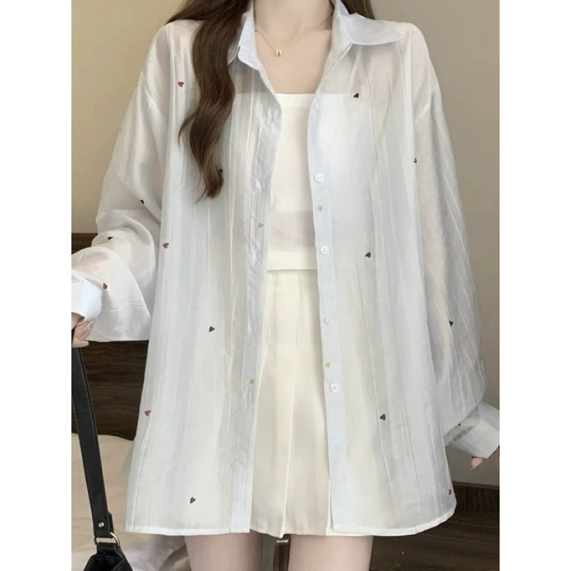 2025 новый летний стиль тонкая тонкая маленькая печать в виде сердечек свободная утягивающая длинная рубашка с защитой от солнца повседневная женская рубашка