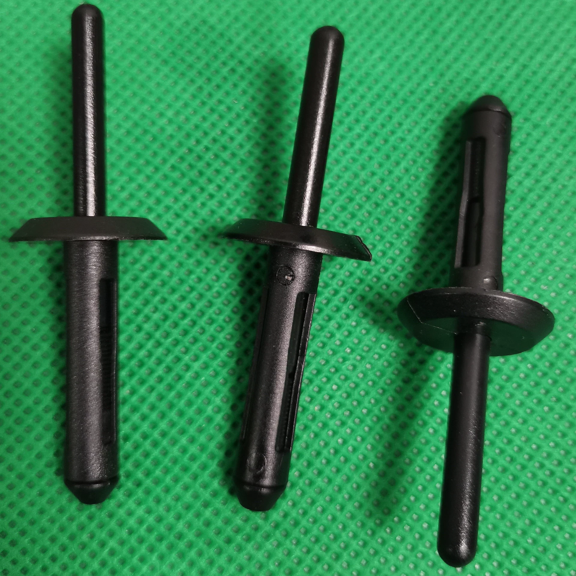 Бесплатный образец пластиковый сердечник заклепка автомобильный фонарь застегивание заклепки пластины облицовочные пластины