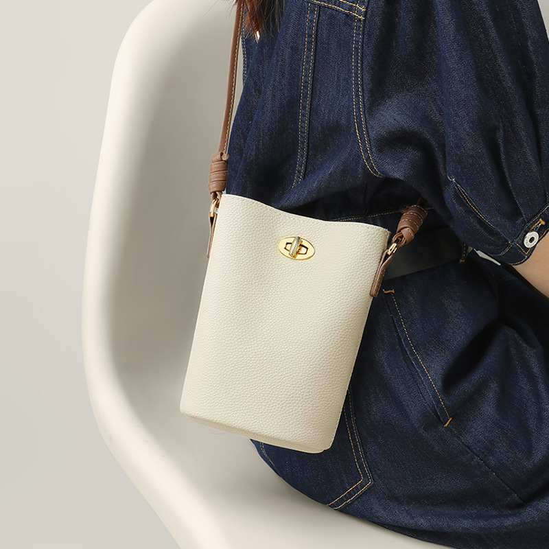 Borsa a tracolla piccola in vera pelle per cellulare 2024, nuova grande capacità, tracolla da donna, sensazione di alta qualità, secchiello in pelle di mucca_voghion.com