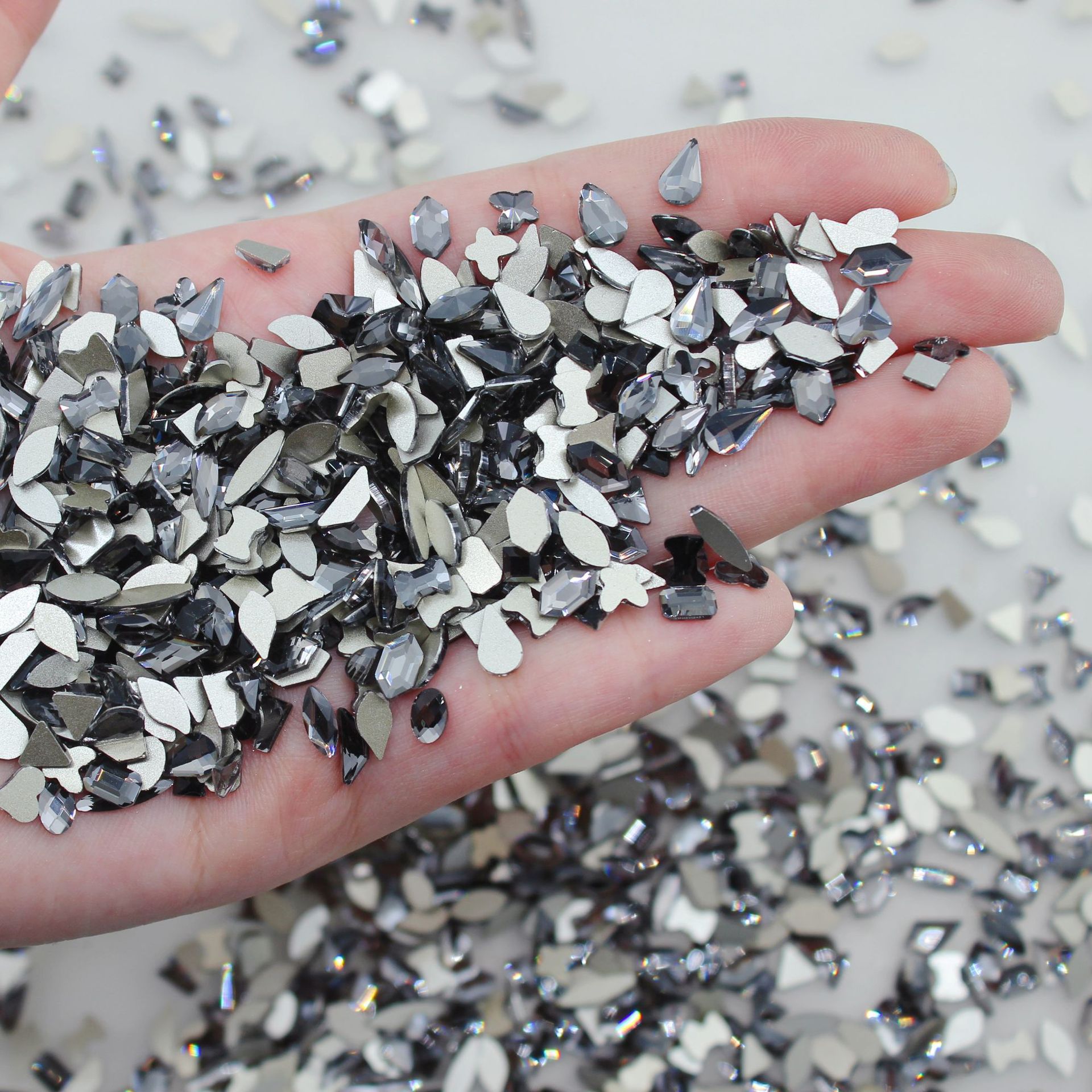 평평한 바닥 특수 모양의 다이아몬드 투명 회색