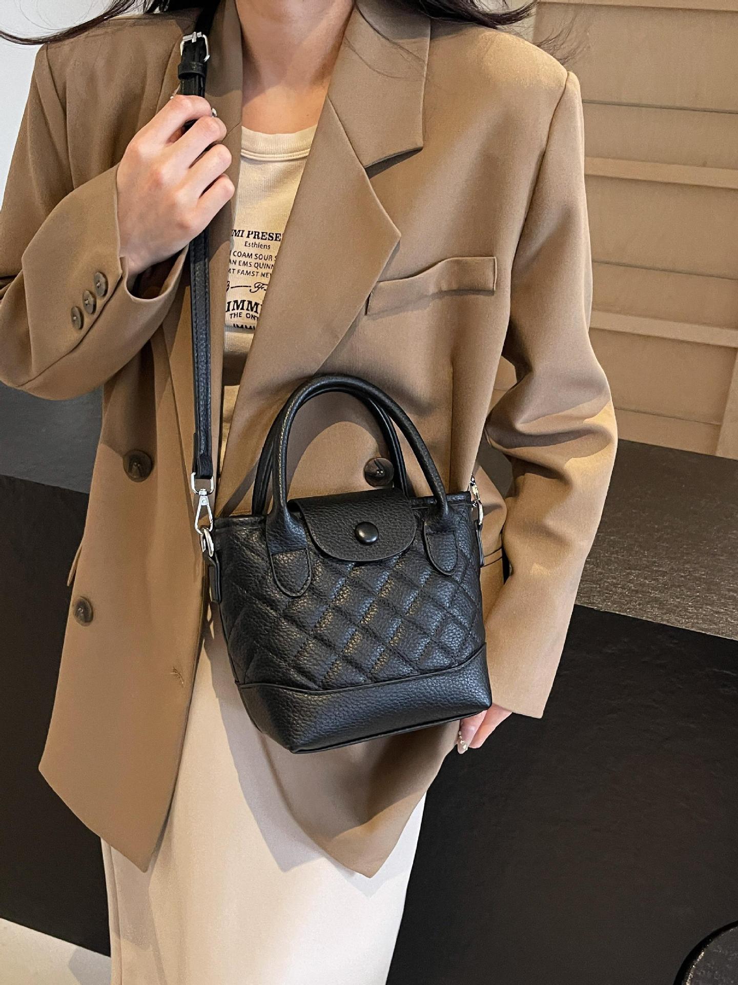 Lingerie bolso de cubo de mano para mujeres 2025 nuevo estilo coreano simple bolso de hombro de alta sensación versátil bolso de mochila de moda